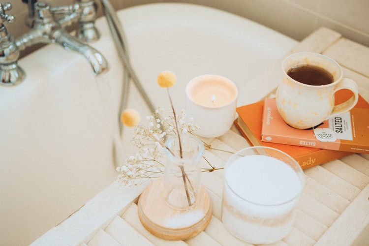 Do I Need a Bath Lift? Bath Lift Benefits & What You Need to Know